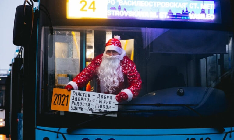 Дед Мороз вместо водителя: праздничное настроение от петербургского «Пассажиравтотранса»