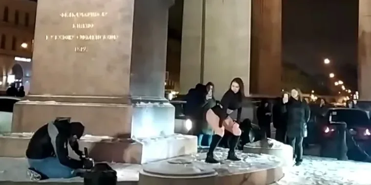 Местная жительница станцевала тверк у Казанского собора