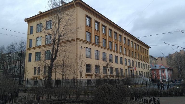 Большинство учеников школы №51 Петроградского района вынуждены носить еду с собой