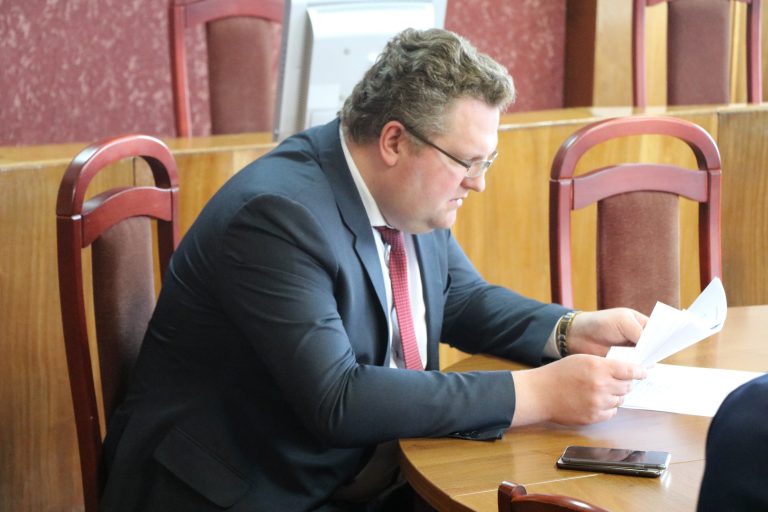 Бывший чиновник Красносельского района Петербурга может остаться на свободе за крупные взятки