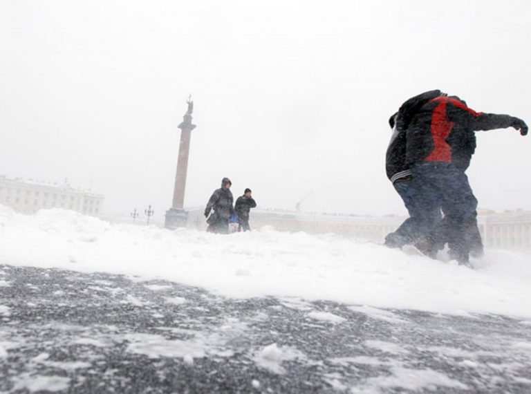 Несвоевременная уборка снега и льда в Петербурге привели к травмированию горожан
