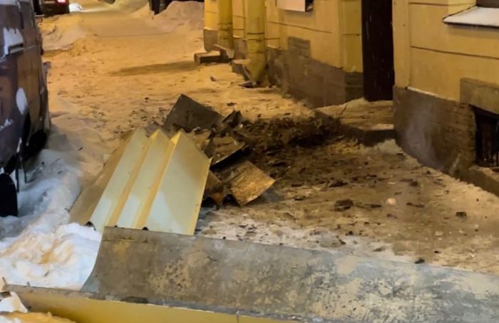 В центре Петербурга на тротуар обрушилась часть фасада здания