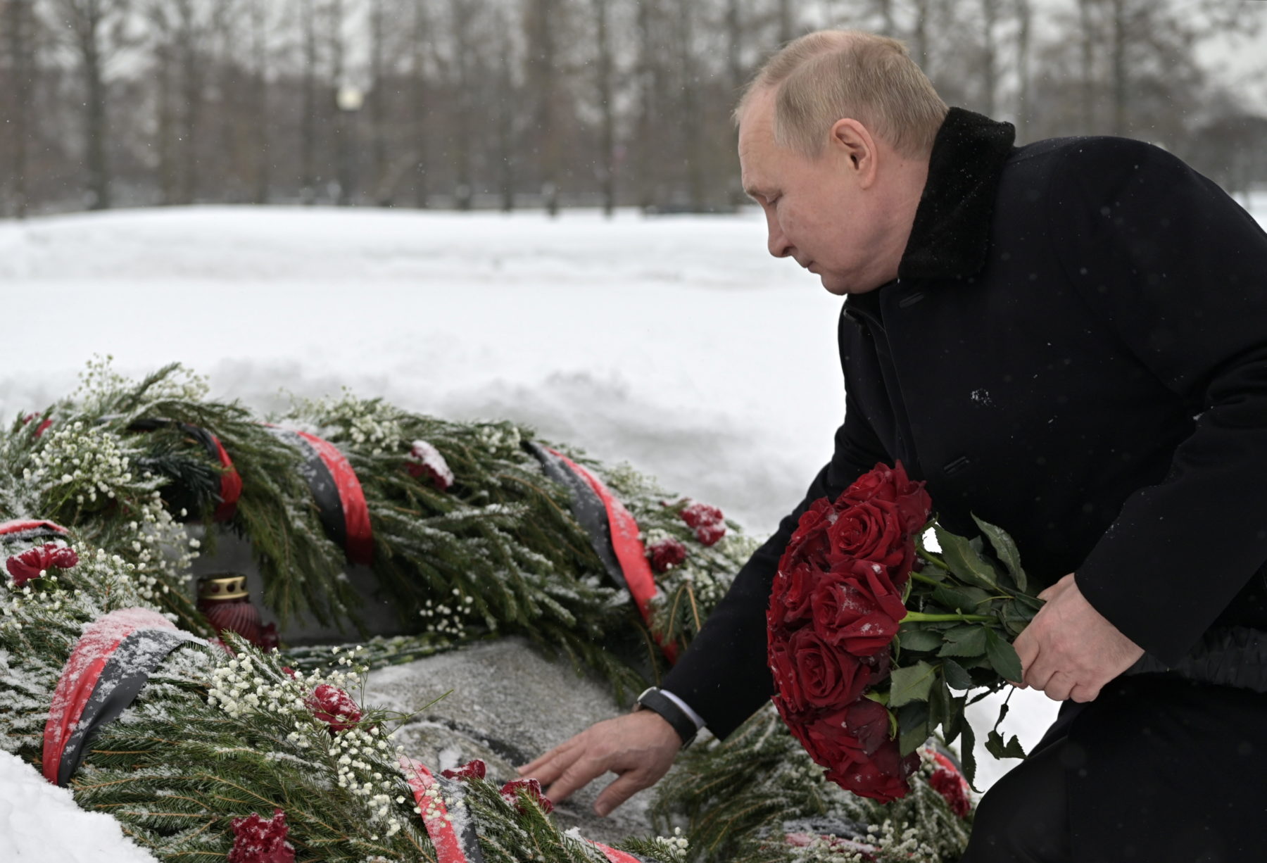 Умершие 19 января. Возложение цветов на Пискаревском кладбище Путиным.