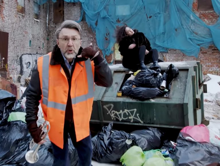 Сергей Шнуров выпустил клип о бездействующих в Петербурге чиновниках