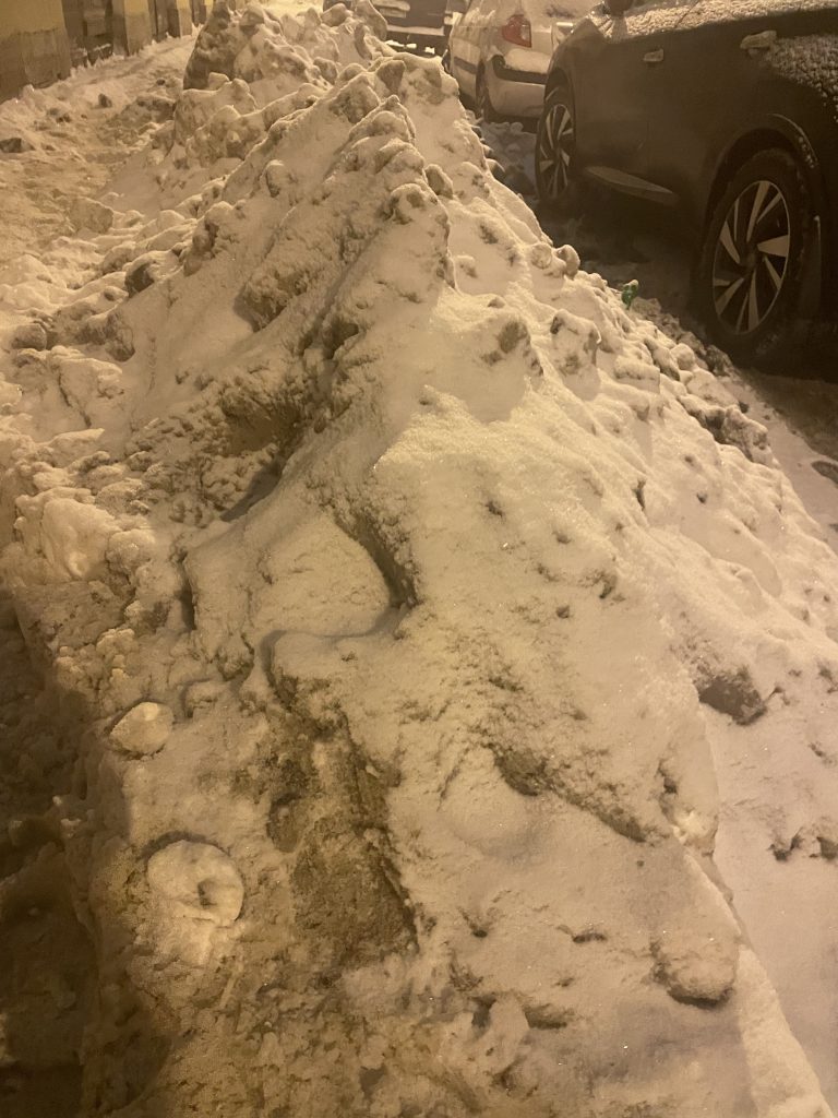 Коммунальщики не улучшили качество уборки снега в Пушкинском районе после визита Беглова