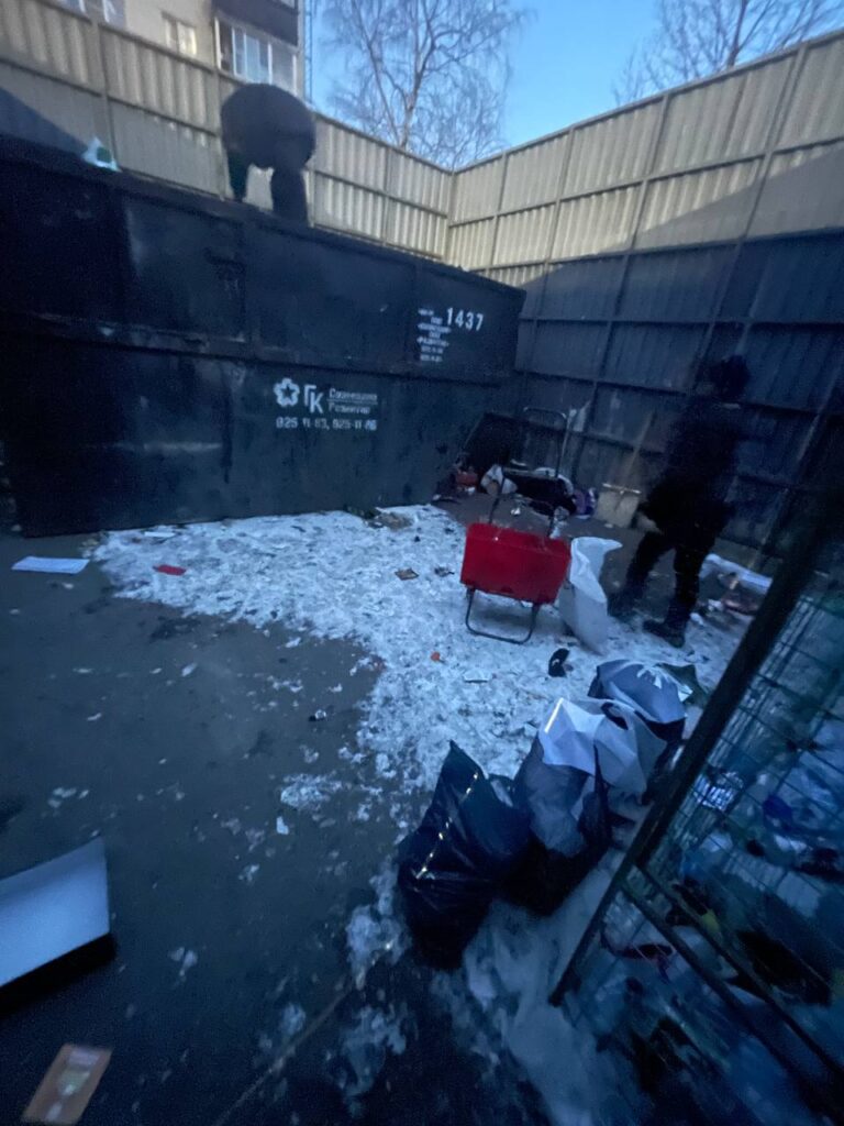 Жители дома на проспекте Славы пожаловались на сломанную мусорную площадку и обитающих в ней бомжей