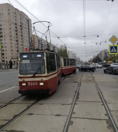 Небезопасный транспорт: в Петербурге второй день подряд трамваи сходят с рельсов