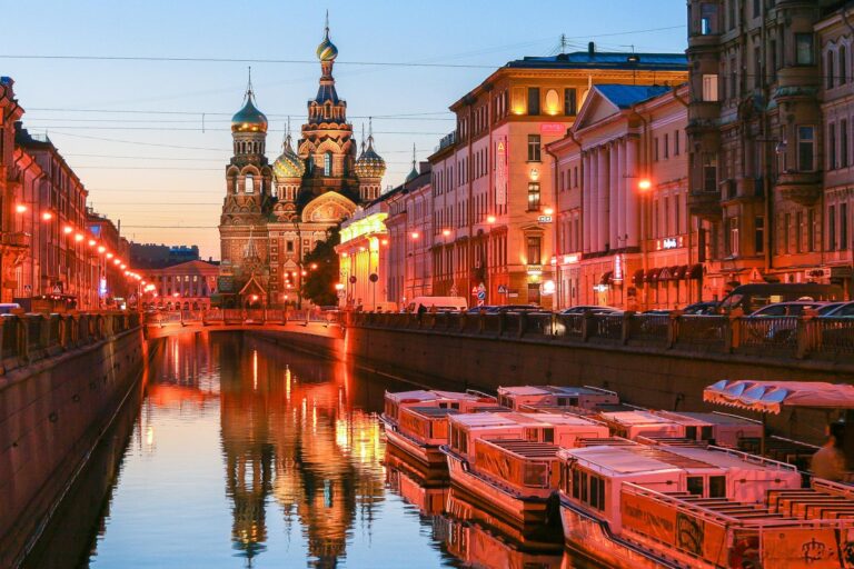 Петербург восстанавливает туристический поток быстрее мировых столиц
