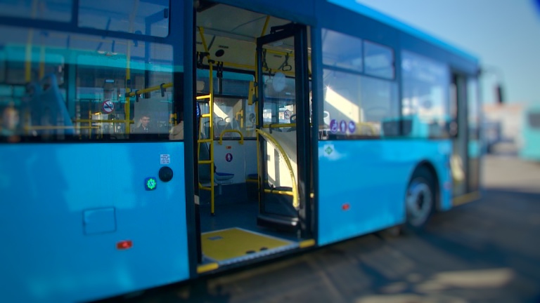 Петербуржцы не выдерживают духоты в салонах новых автобусов Смольного
