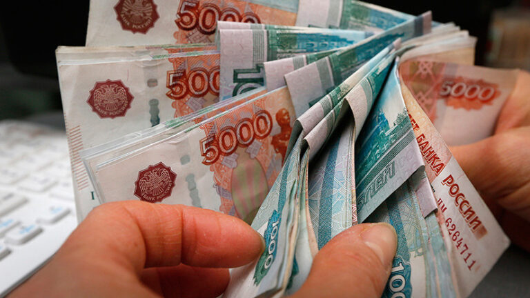 Петербургский парламент одобрил проект о повышении зарплат местных чиновников