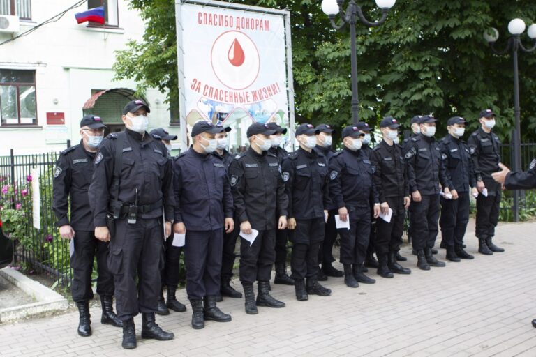 Полицейские из Санкт-Петербурга провели гуманитарную акцию по сдаче донорской крови в Луганске