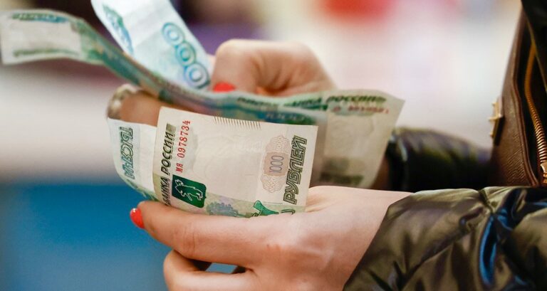 Повышение средней зарплаты на 4% не спасет петербуржцев от инфляции