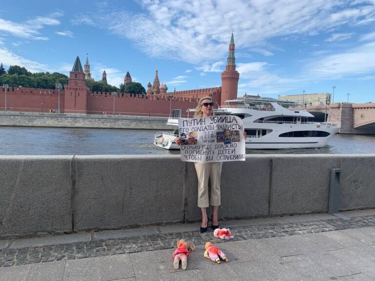 Скандальная дама с плакатом арестована, или как Марина Овсянникова получила обвинение в распространении фейков о ВС РФ