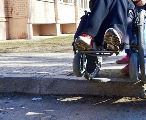 Девелоперы Петербурга нарушают нормативы строительством неудобных для инвалидов тротуаров