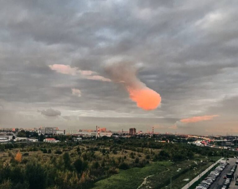 Необычное розовое облако появилось над Петербургом