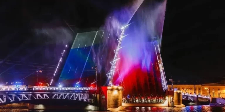 День туризма в Петербурге отметили превращением Дворцового моста в фонтан