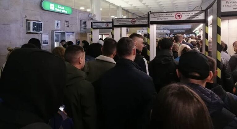 Смольный спровоцировал транспортный коллапс в метро: в вестибюлях не хватает турникетов для оплаты банковской картой